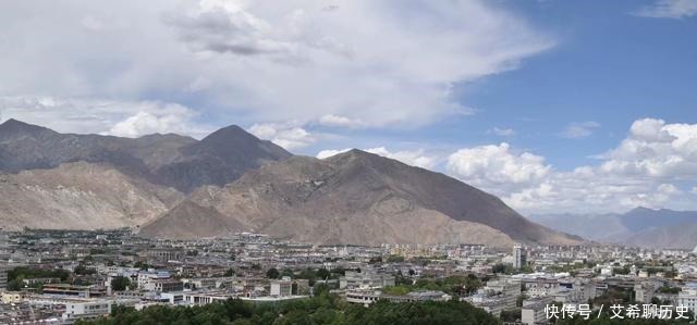 马布里山上著名的宫堡建筑群是藏族古建筑艺术精华