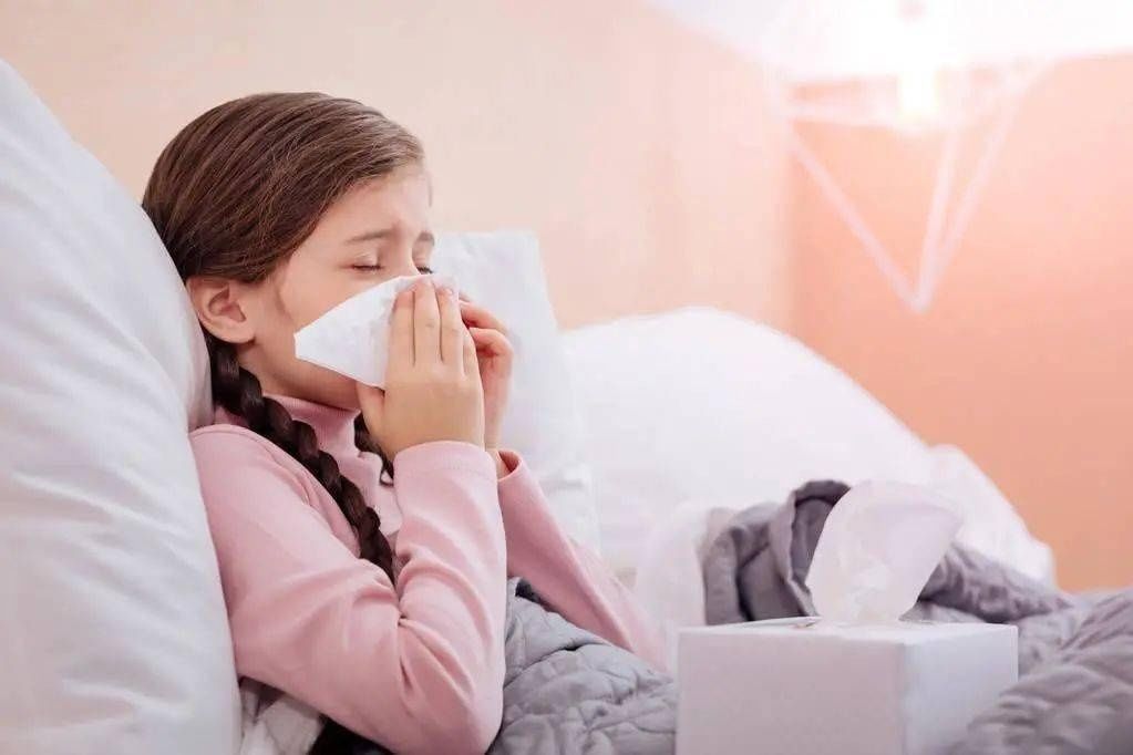 发烧|孩子打喷嚏发烧应该怎么照顾?这些护理方式你学会了吗?