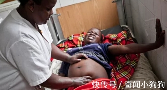 死亡|非洲17岁少女生孩子过程中死亡,刚出生的宝宝被残忍的这样处理