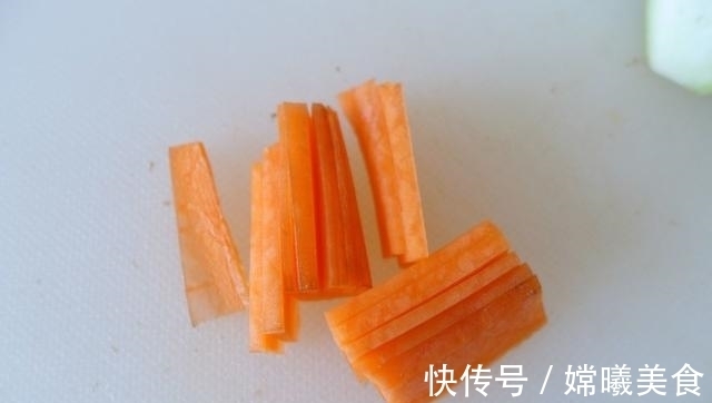 好吃|豆腐加这菜清香无比，再来点肉，好吃到上桌秒光！只长劲不长胖