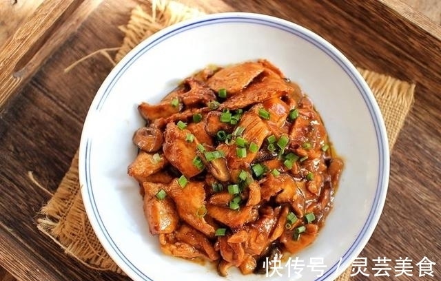蒸鱼豉油|只会水煮鸡胸肉？加点蚝油配香菇，鲜嫩还下饭