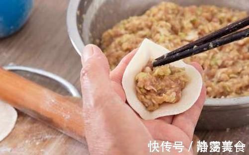 肉馅|给肉馅去腥,加料酒还是加鸡蛋?分享正确做法,肉馅鲜嫩无腥味