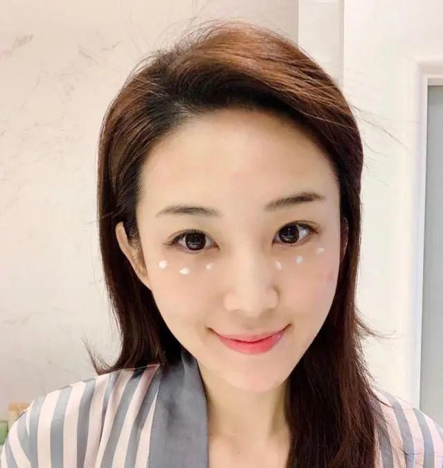 眼霜涂了总是没效果？手法不对，还会长脂肪粒，看你是不是！