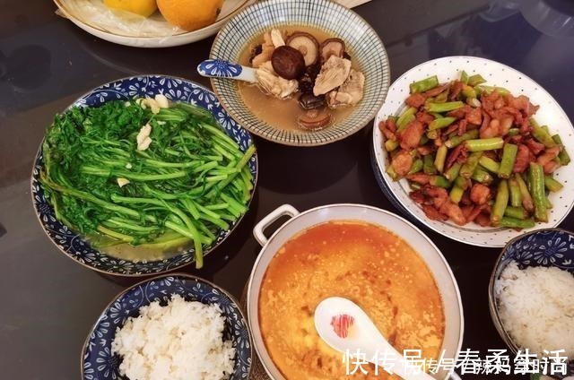 和儿子的晚餐,三菜一汤,花了90元,有人评论太奢侈