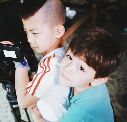 霸總|康康在《爸爸去哪兒》一出場就是“霸總”，其實他兒時也很可愛