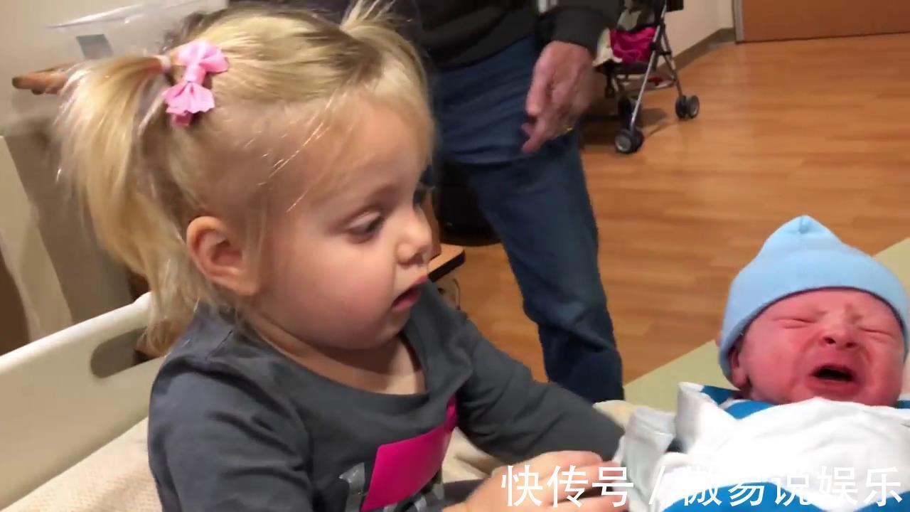 姐姐|姐姐被妹妹突然的哭声吓到,下意识将妹妹扔掉,还好有惊无险