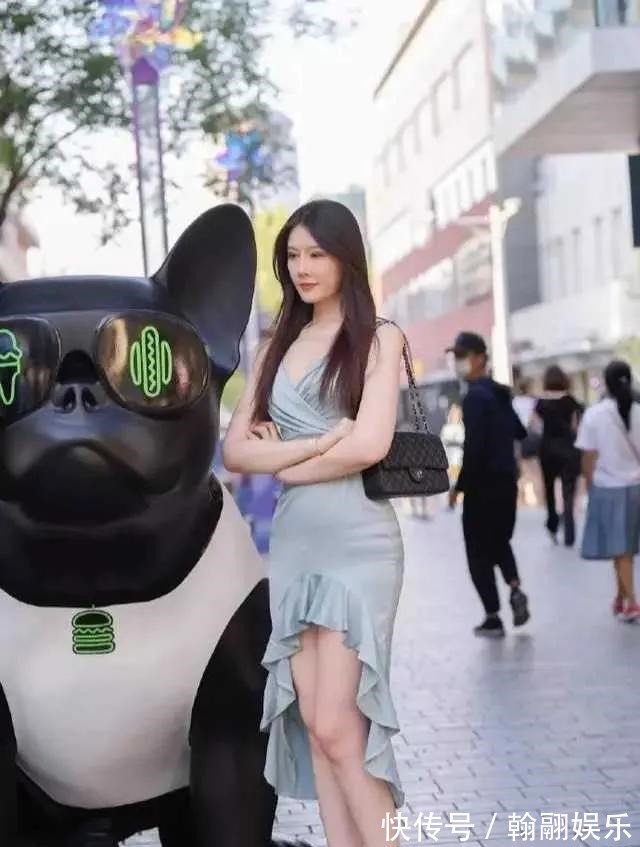 透明高跟凉鞋 难道今年流行透明高跟凉鞋吗30位美女穿出了简约而不简单的效果