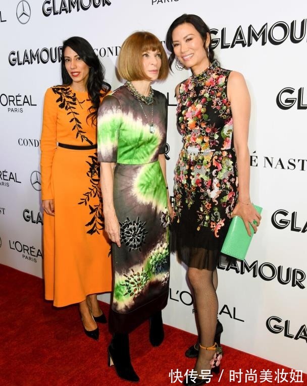 连衣裙 邓文迪越老越有“魅力”,穿印花连衣裙配渔网袜,状态不像53岁