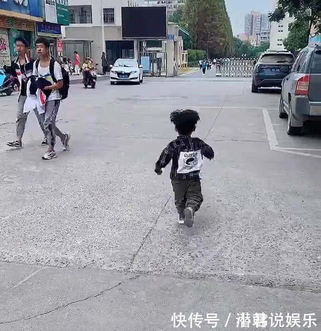 暖心|弟弟接姐姐放学，姐姐却选择绕道而行，最后的场景简直太暖心