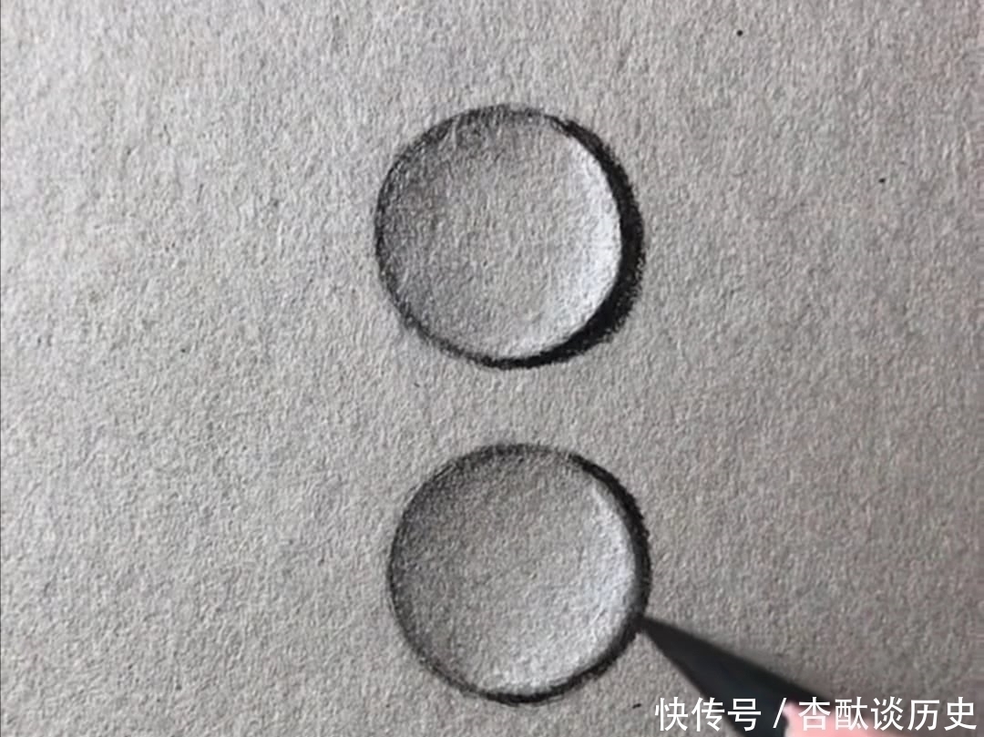 水滴#美术老师在“水滴里写字”，开始：画两个圈圈，结尾：这水还会动？