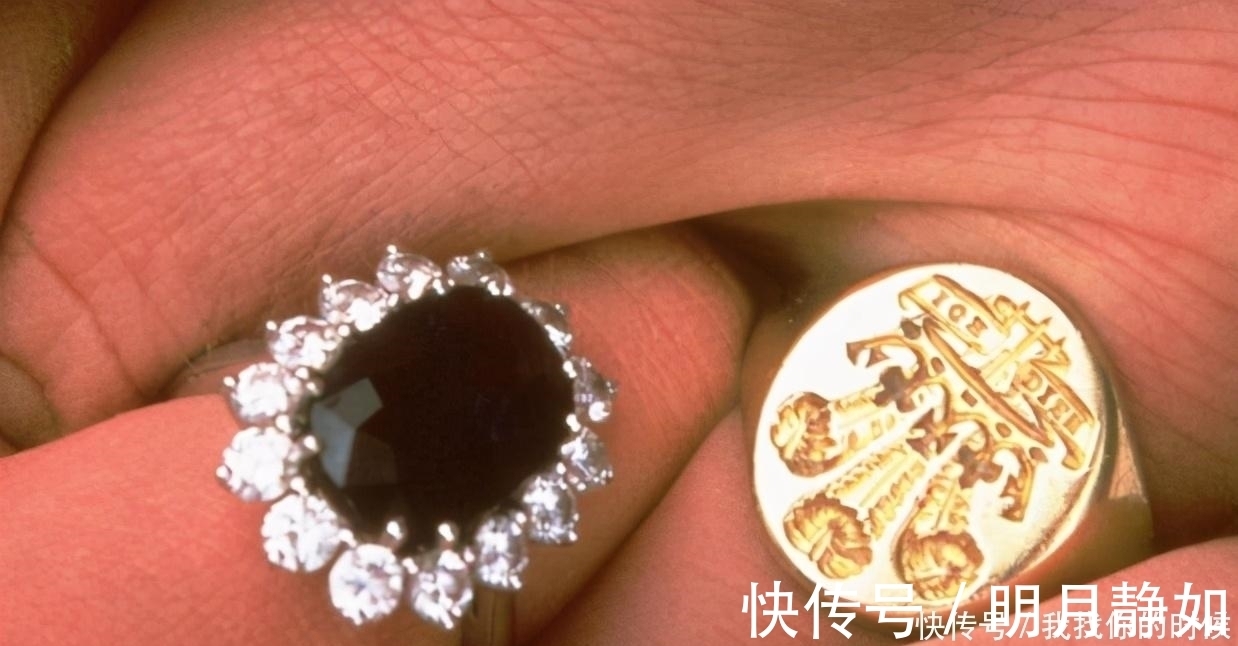 小拇指 查尔斯胖手上的3枚戒指:1枚代表身份,另外2枚婚戒藏了啥故事