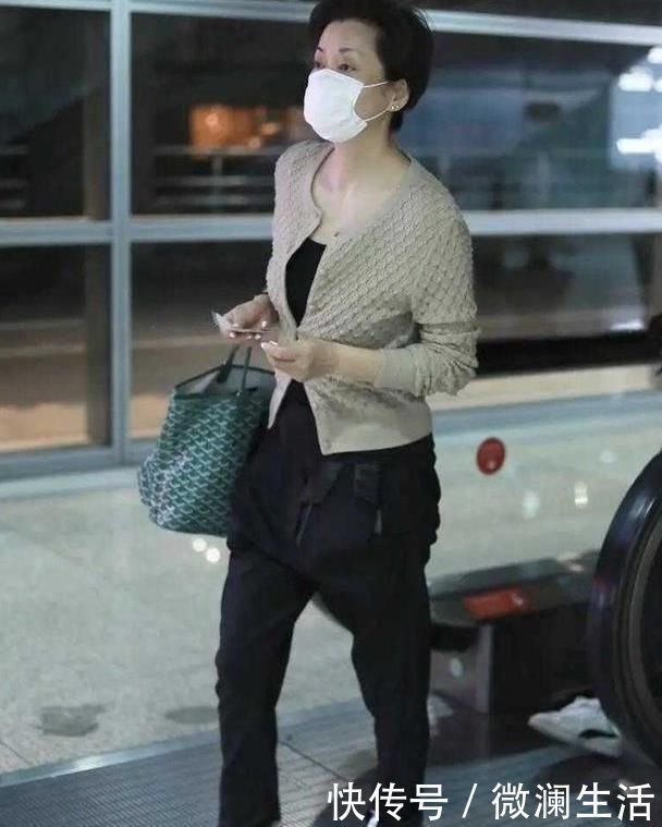 脖颈纹|毛阿敏皮肤松弛脖颈纹很明显,57岁状态真实,比刻意扮嫩漂亮!