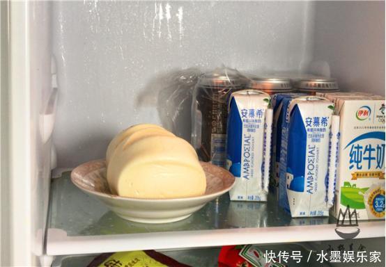 吃不完的馒头,直接放冰箱就错了,学会一招,一个月不干瘪不发霉
