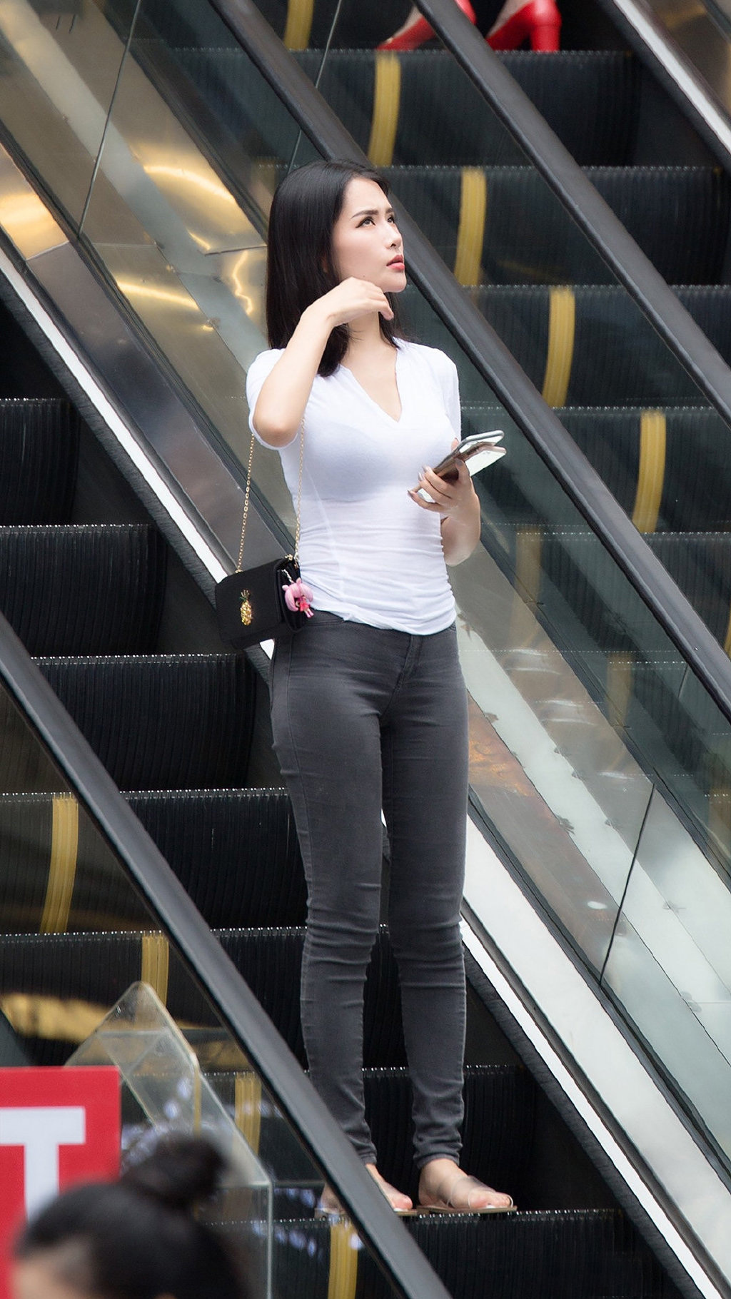 高跟鞋|气质女生选择修身牛仔裤穿搭,简单利落又大方,美出了自己的风格