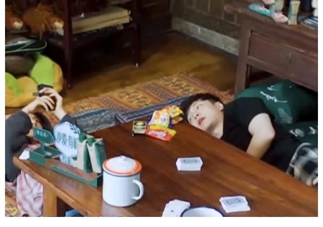 张艺兴|张艺兴太像小朋友了!写歌灵感来自动画片,模仿彭昱畅打呼太搞笑