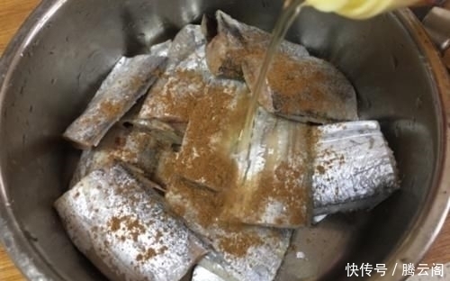 烹饪带鱼，去腥时别只加盐！大厨说多加一样东西，鱼肉鲜嫩没腥味