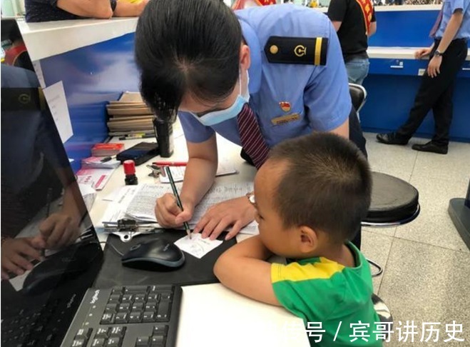 家长|和爸爸火车站走散后,4岁儿子“神操作”征服众人,网友不如他