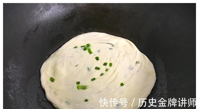 剂子|葱油饼好吃有诀窍，层层酥脆，做法简单，2分钟烙一张，百吃不厌
