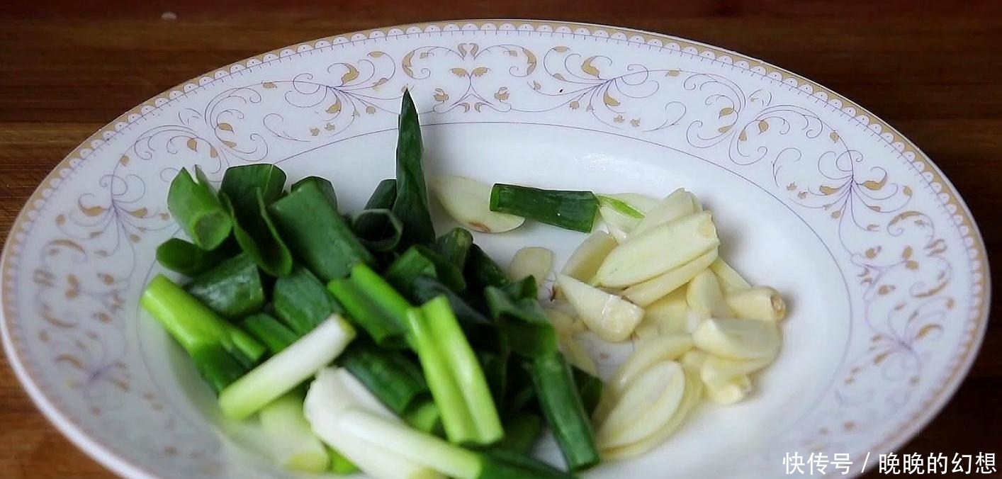 大厨教你油豆腐这样做，简单家常，开胃下饭，比吃肉还解馋