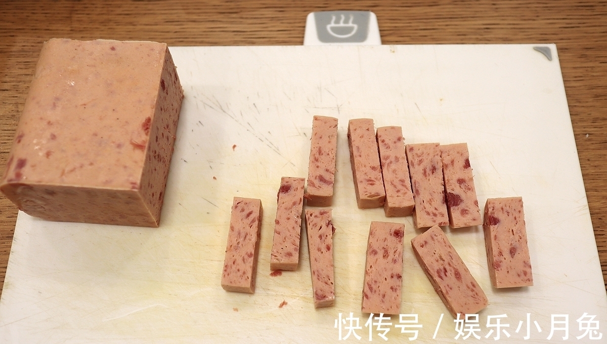 手抓饼|用手抓饼做的午餐肉酥皮卷，8分钟出锅酥嫩嫩，省事又好吃