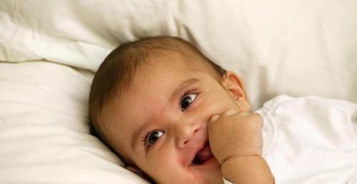 除了危险的床围外，这两个婴幼儿床上的睡眠’杀手’也不容忽视