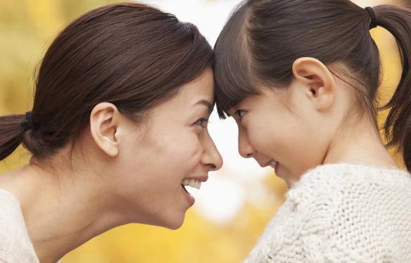 晴晴|1岁娃拽了颗葡萄,工作人员怒斥“这是偷吃”,妈妈高情商回应