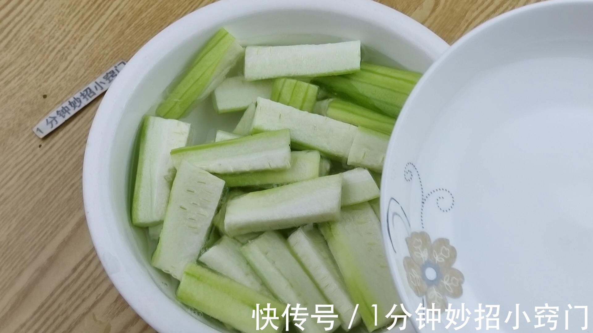 炒丝瓜|炒丝瓜,最忌先放油,大厨教你一招,丝瓜不出水不发黑