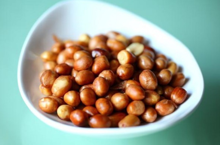 燥热性|花生怎么吃最养生医生提醒2种错误吃法，会引发不少严重疾病