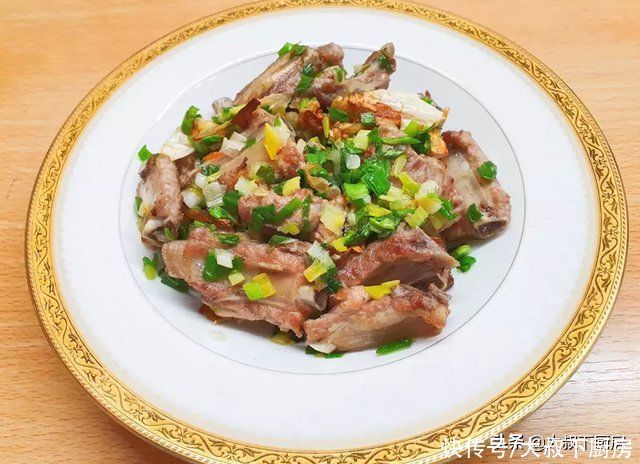 大叔|换个新口味！大叔教你盐焗排骨，外焦里嫩，香气扑鼻，超下饭
