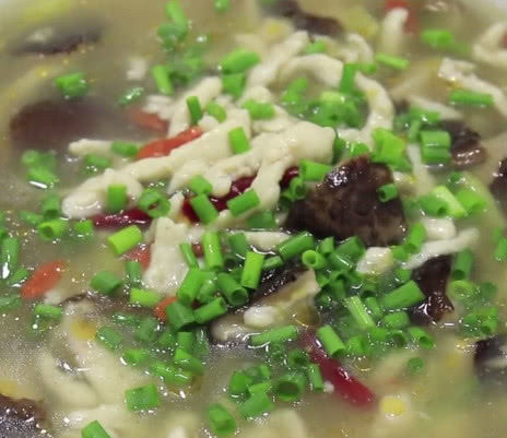 鸡丝|1块鸡胸肉,几片香菇,几分钟做一锅鸡丝嫩滑的香菇鸡丝汤