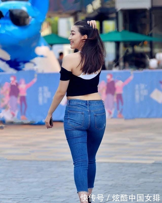 美女|身材修长的蓝色牛仔裤美女,版型风格精致轻柔,会怎样
