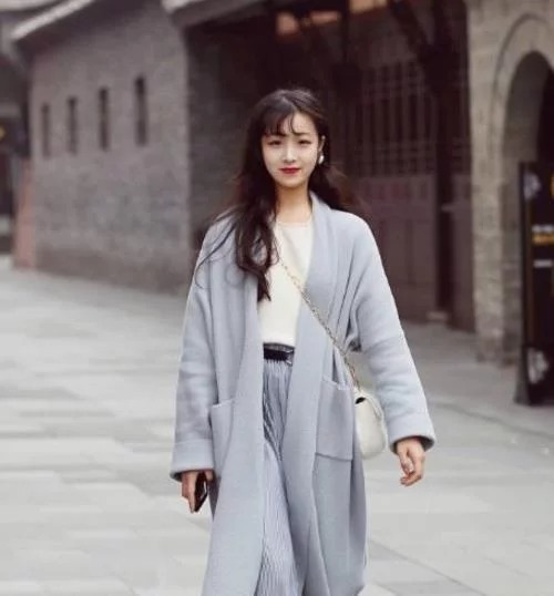 长发|街拍:活泼可爱的时尚小姐姐,柔顺的长发,温柔中不失大气