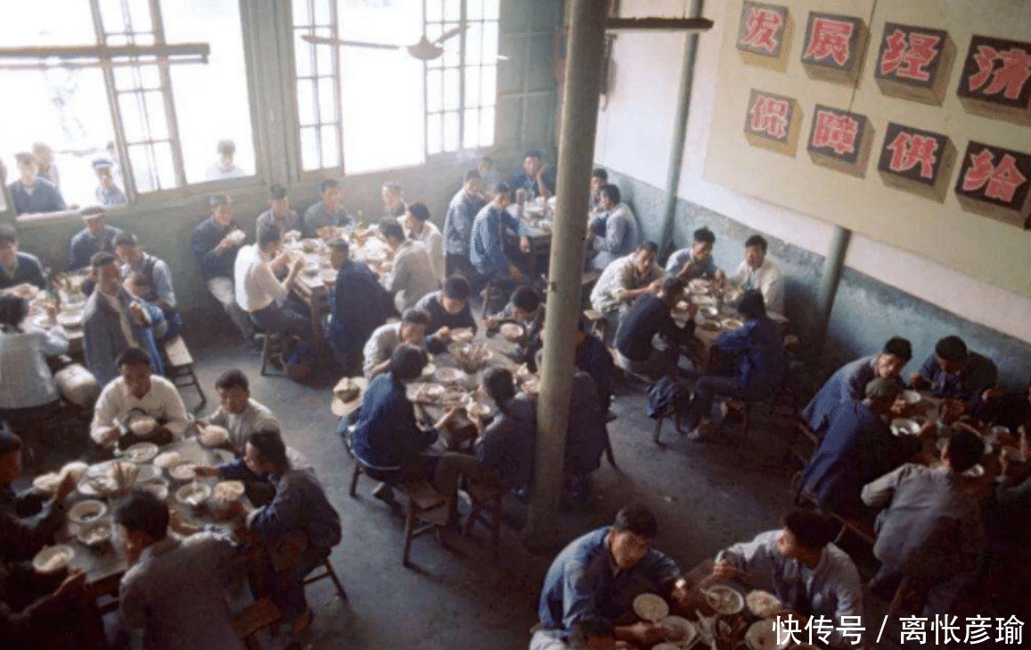  70年代“下馆子”，服务员比客人地位高，穷人得靠别人请客沾光