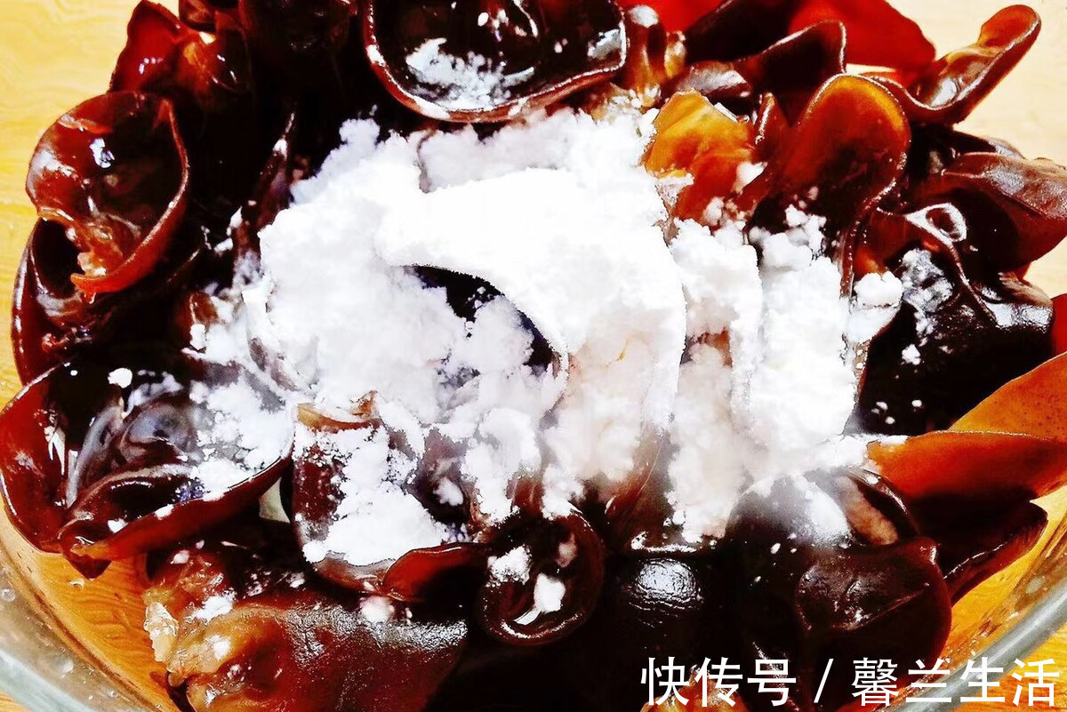 小苏打|泡发木耳,不要再用冷水了,大厨教你一招,泡发速度快,还很干净