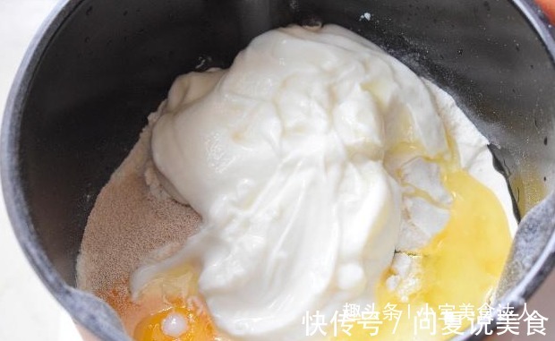 不用烤箱不用高筋粉，一样做出松软拉丝面包，我家隔三差五都要做