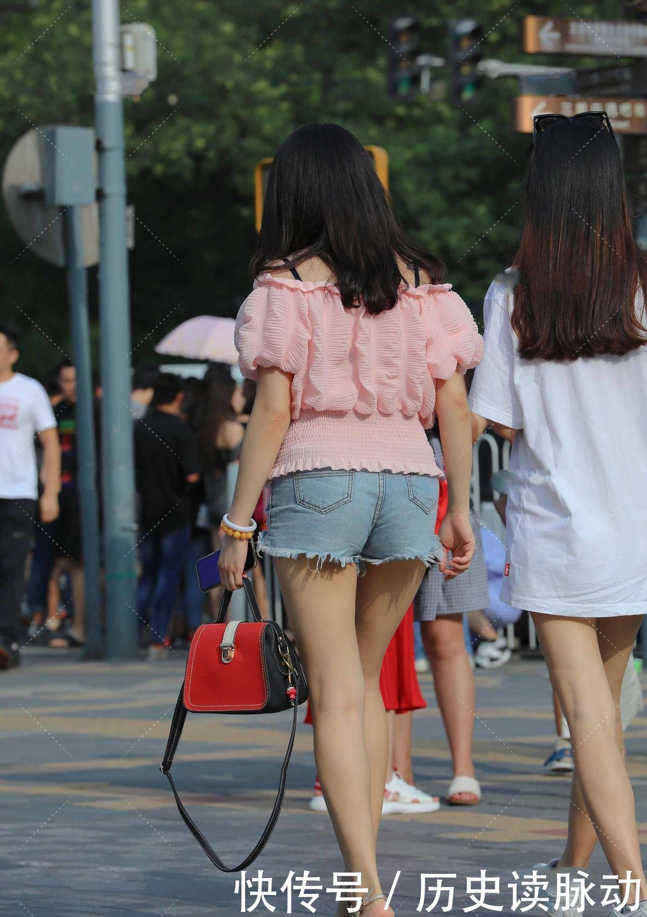 减龄|粉色一字肩,设计感十足尽显青春,减龄又时尚