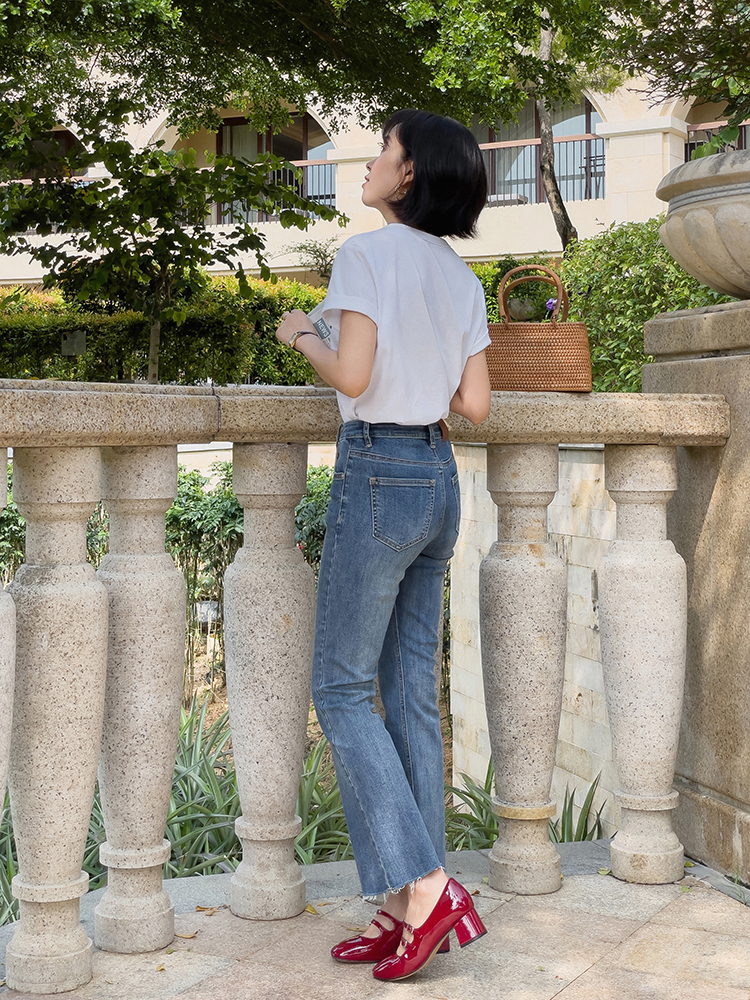 美眉|姚晨真懂“抢镜”，白T恤配外套休闲随性，T恤扎进裤子里好显高