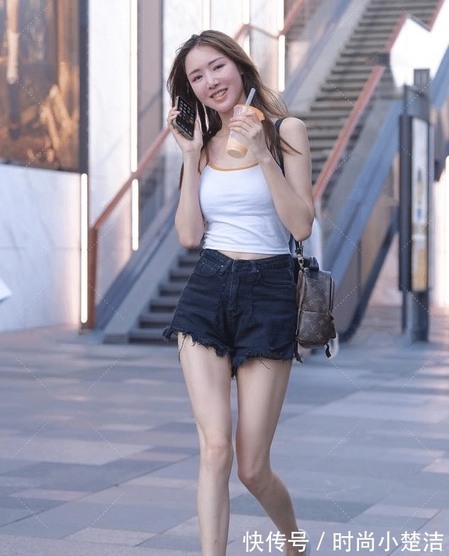 背心 背心牛仔裤搭配超可爱高跟鞋,甜美清纯,休闲舒适