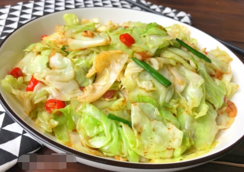 包心菜不用干锅,饭店大厨教你这样炒更好吃,一盘就能下3碗饭!