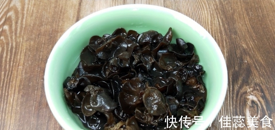 解馋|半碗木耳加2个鸡蛋，试试这个独特的做法，口感鲜香味美，好解馋
