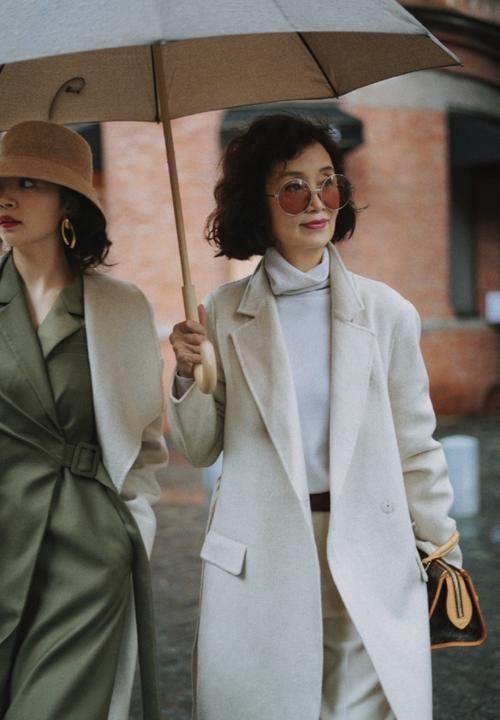  轻松|50岁的女人怎么穿才好看，学学三木妈妈，轻松搭出高级美