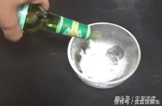 洗衣服不要只放洗衣液,里面扔两个它,多脏的衣服都能干净如新