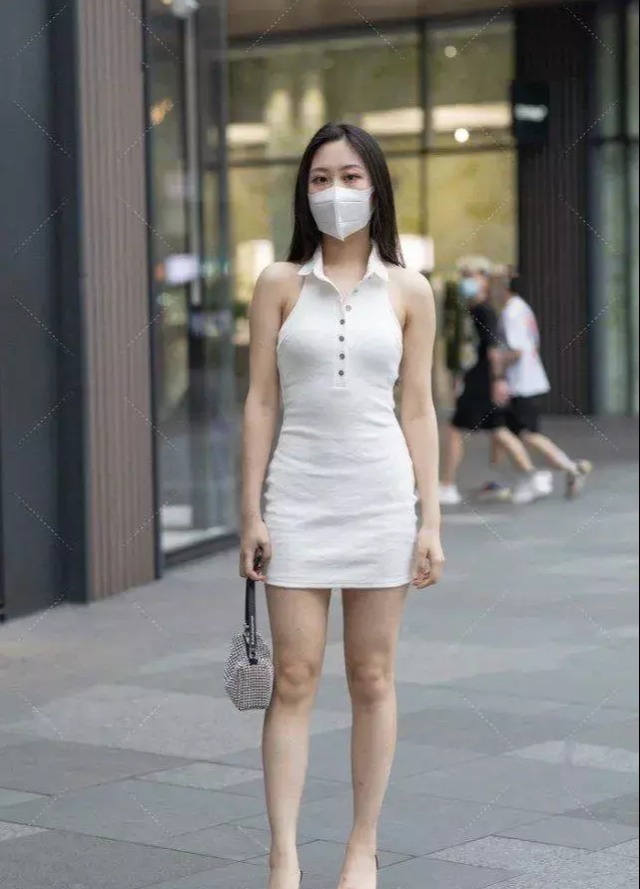迷人|美女街拍:白色连衣裙姐妹花,与美相伴,时尚迷人