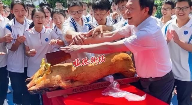 高三学生|顺德火了！高三学生分食36只烧猪，现场分猪肉