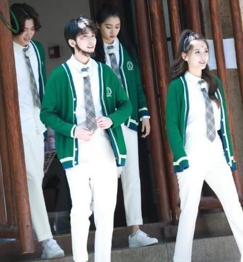 蔡徐坤|关晓彤穿平底鞋录节目，当她和184蔡徐坤同框，谁的身高在说谎