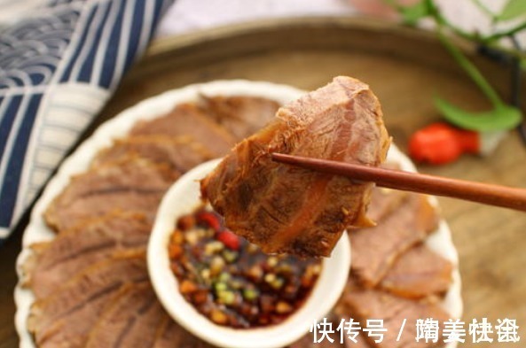 做酱牛肉，只需4种调料，牢记关键3步，牛肉酱香红润，酥烂不塞牙