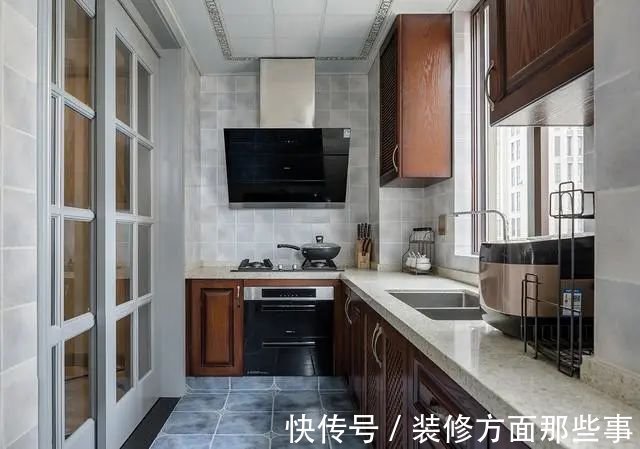 玄关|138平三居室没有玄关进门就是客厅,蓝灰色收纳柜,看起来很有质感