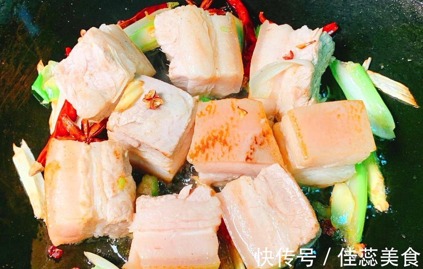 做红烧肉时,用冰糖还是白糖?多数人不懂,难怪肉不香不红还发黑