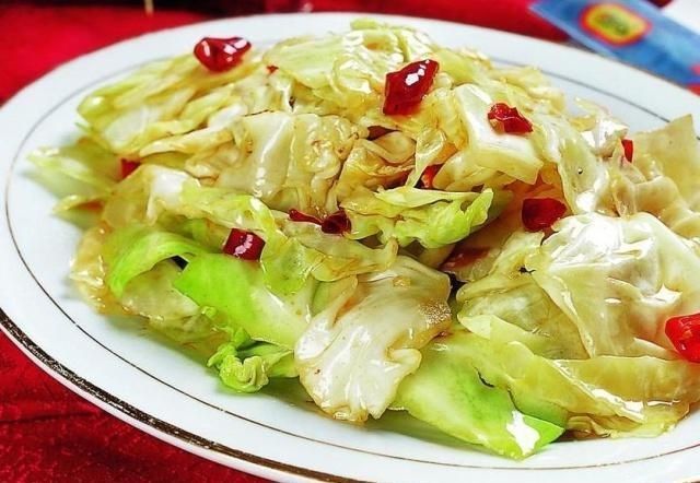 做手撕包菜时,别傻傻直接下锅炒,多做这一步,鲜嫩爽口又美味