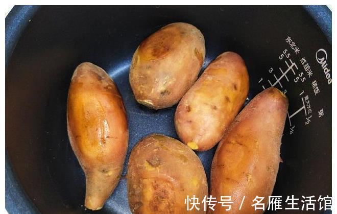 红薯|把一堆红薯扔进电饭煲,不加一滴水,不用烤箱,出锅比烤的还好吃